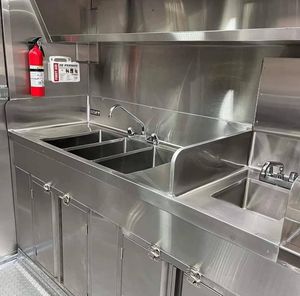 Remorque alimentaire mobile jaune de 4,8 m avec double essieu tandem, carrosserie en aluminium, espace de préparation intégré pour une utilisation en extérieur - Product Image 5