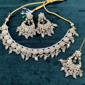 Delicado Conjunto de Joyería Tradicional India con Collar, Pendientes y Maang Tikka para Boda, Gargantilla de Plata con Diamantes - Product Image 1