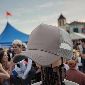 Gorra de camionero de malla con ala curva de espuma de 5 paneles de alta calidad personalizada al por mayor, gorra de camionero con logotipo de parche con apliques - Product Image 4