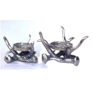 Ensemble de deux bougeoirs de décoration de table de qualité supérieure porte-bougie de couleur argentée - Product Image 1