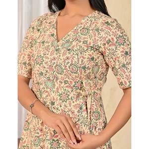 Vestido cruzado beige de algodón estampado, informal y elegante, transpirable y sostenible, para el día a día o para las vacaciones, tallas XS a XL disponibles. - Product Image 2