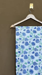 Tissu en rayonne imprimé à la main avec des motifs floraux bleus, tissu imprimé à la main en bloc, vendu au mètre - Product Image 2