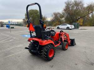 Tracteur à roues motrices Mini Kioti CS2220 22HP 4WD NEUF/OCCASION avec chargeur arrière et tondeuse pour l'agriculture et l'utilisation en jardinage - Product Image 4