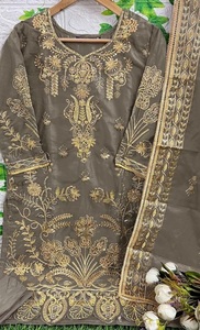 Colección de trajes paquistaníes cosidos de Organza bordada pesada para venta en línea - Product Image 5