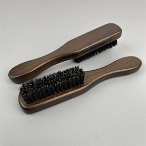Brosse à barbe en bois avec poils en nylon pour l'entretien éco-responsable de la barbe masculine - Product Image 4