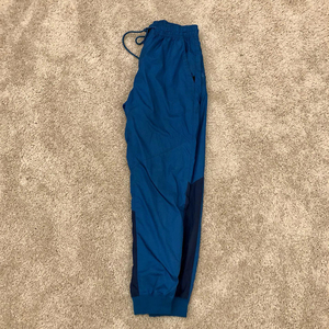 กางเกงขาสั้นทรงตรงลำลองสำหรับผู้ชาย ปักโลโก้ตามสั่ง ระบายอากาศ กันน้ำ กันลม เป็นมิตรกับสิ่งแวดล้อม แห้งเร็ว ผลิตจากโพลีเอสเตอร์ - Product Image 4