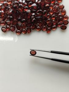 Granate Rojo Natural de 4x5 mm, Gema Ovalada en Cabujón Suelta para la Fabricación de Joyas - Product Image 3