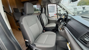 Autocaravana Ford Gris, Remolque de Viaje Estilo Moderno, Vehículo Clase C, Camper, Caravana en Venta a Bajo Precio - Product Image 5