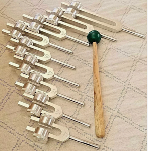 Ensemble de diapasons argentés Mars International de haute qualité, 8 pièces, pour la guérison des chakras - de la racine à la couronne. - Product Image 1