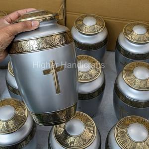 Urne funéraire en métal avec motif de croix |   Fabricant en gros d'urnes funéraires pour adultes - Product Image 3