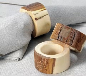 El elegante anillo de servilleta dorado con borde ondulado con adorno de cuentas agrega un toque de diseñador a la sofisticada decoración de la Mesa - Product Image 6