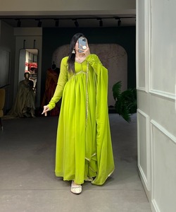 Fusion de mode: Style pakistanais Salwar Kameez - Fusion de styles traditionnels et modernes, créant une mode chic et élégante - Product Image 6