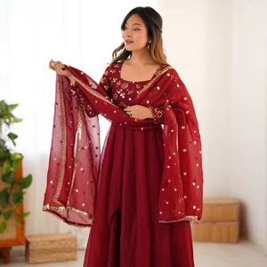ชุดเดรสอินเดียผ้าโพลีเอสเตอร์เนื้อหนา แต่งขอบลูกไม้ แขนยาว ผ้าคลุมไหล่ทรงพลิ้ว ดีไซน์หรูหรา ใส่ได้ทุกฤดู รุ่น VISHNU K - Product Image 1