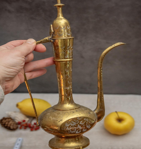 Винтажная латунь ewer с выгравированным цветочным узором. Традиционный ближневосточный декоративный кувшин. Доступно по оптовым ценам. - Product Image 3