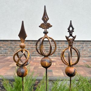 Piquets de jardin en métal à motifs floraux, parfaits pour guider l'aménagement du jardin avec des motifs floraux disposés sur les espaces de vie extérieurs - Product Image 1