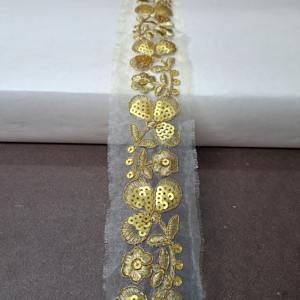 Tissu en dentelle de broderie à séquence métallique en filet de Polyester doux avec toucher lisse pour la décoration de vêtements de mariée Lehenga pour l'exportation en vrac - Product Image 2