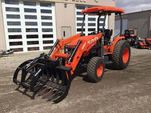Tracteur à roues Kubota M62 4x4 rouge, chargeuse-pelleteuse agricole multifonctionnelle - Product Image 1