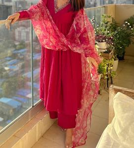 Ropa de diseñador de estilo de moda de verano Hermosa parte superior y pantalón bordados y conjunto Dupatta estampado Totalmente Stitch Listo para usar - Product Image 2