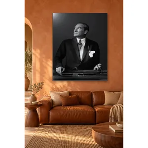 Impresión en lienzo de retrato en blanco y negro de Fida Ataturk mirando hacia el cielo - Product Image 3