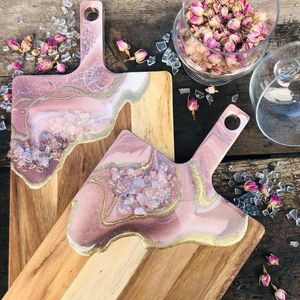 Tabla de cortar de resina epoxi de madera de teca hecha a mano única, tabla de cortar de resina de río oceánico para servir alimentos - Product Image 1