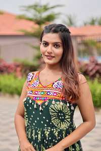 ชุดเดรสงานปักลายแกมะธีพิเศษสำหรับวันนวรมตรี พร้อมงานปักกระจกแท้ แบรนด์ RADHE EXPORT สไตล์งานปาร์ตี้ เหมาะสำหรับงานรับปริญญา แห้งเร็ว - Product Image 5