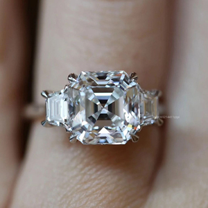 Elégante bague trilogie Asscher Cut en argent 925 avec centre en moissanite 4.7 carats et pierres latérales trapézoïdales Bague de mariage faite à la main - Product Image 2