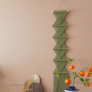 Suspension murale longue en macramé vert faite à la main pour ajouter du charme aux bureaux, studios ou intérieurs de boutiques avec un thème vert naturel - Product Image 1