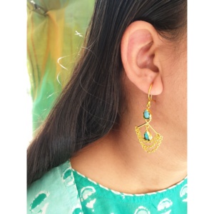 Boucles d'oreilles pendantes turquoise en plaqué or avec chaîne Boucles d'oreilles bohème indiennes faites à la main pour femmes pour mariage - Product Image 2