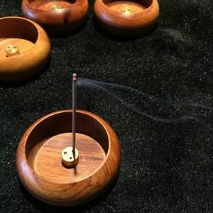 Quemador de Incienso Religioso Redondo de Madera Hecho a Mano con Soporte de Latón, Ecológico y Duradero para Meditación, Yoga y Fragancia para el Hogar - Product Image 1