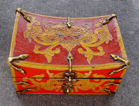 Boîte à bijoux tibétaine artisanale Asthamangal en bois de teck, 6x5x3 pouces, intérieur doublé de velours, système de verrouillage traditionnel, serrure à clé