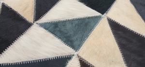 Tapis artisanal en patchwork de cuir de vache noir et blanc, tapis de luxe en cuir à poils pour la maison et le bureau - Product Image 4