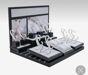 Soporte de exhibición de acrílico para relojes Solución ideal para exhibir relojes con presentación elegante y exhibición versátil para minoristas - Product Image 2