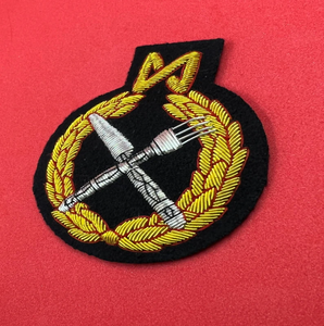 Insignia de tenedor y cuchillo bordada a mano, insignia de chaqueta de alambre y lingotes de oro, insignias de alambre de lingotes ligeros OEM - Product Image 6