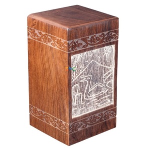 Urne en bois faite à la main pour les cendres - Product Image 1