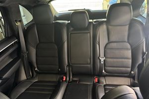 Porsche Cayenne Turbo propre de 2015 - Product Image 2