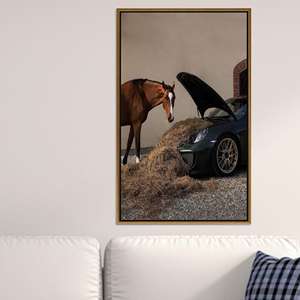 Lienzo Impreso: Arte Divertido de Caballos y Autos con Humor, Lienzo con Marco Dorado - Product Image 1