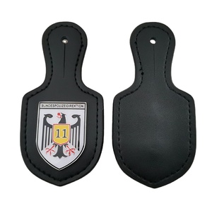 Porte-badge en cuir PU avec logo personnalisé et insert en métal - Product Image 1
