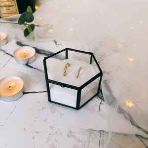 Boîte à bijoux en verre en forme d'hexagone chic avec cadre en métal noir fini parfait pour ranger les bagues, les colliers et les accessoires fins - Product Image 6