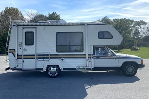 Camping-car de luxe New World RV 1986, en aluminium, fabriqué aux États-Unis, moteur 22RE 4 cylindres, cuisine et salle de bain équipées, pour la maison ou le camping - Product Image 6