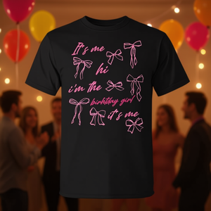 Camiseta de cumpleaños Coquette con la frase: Soy yo, ¡Hola! Soy la cumpleañera. - Product Image 3