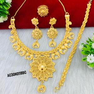 Conjunto de collar de Latón chapado en oro de diseñador con cadena de caja y patrón floral - Product Image 5