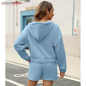 Ensemble sweat à capuche et short en coton mélangé pour femme avec coupe décontractée et poches latérales Ensemble sweat à capuche et short pour femme - Product Image 3