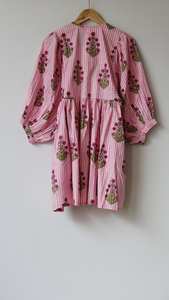 เดรสผ้าทอพิมพ์ลายดอกไม้สไตล์โบฮีเมียนสำหรับผู้หญิง คอวี ความยาวคลุมเข่า ใส่ได้ทั้งฤดูใบไม้ร่วงและฤดูร้อน เป็นมิตรต่อสิ่งแวดล้อม ซักได้ มีกระเป๋า - Product Image 5