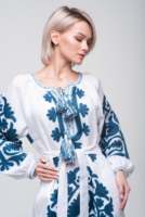 Nouvelles robes ethniques ukrainiennes élégantes blanches bohèmes ukrainiennes longues exclusives brodées de fleurs ukrainiennes manches longues ballon