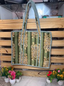 กระเป๋าโท้ทลายเสือคันธา สีเขียว ผ้าฝ้ายลายเสือแบบควิลท์ กระเป๋าโท้ทลายเสือสีเขียว กระเป๋าโท้ทสะพายไหล่ลายเสือ - Product Image 4