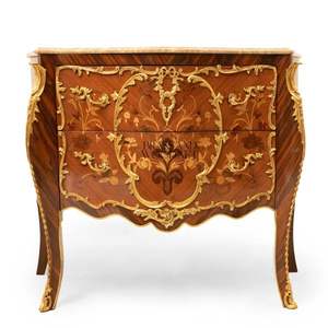 Commode classique en bois avec plateau en marbre, incrustations florales, corps incurvé, ornements en laiton, style antique français - Product Image 2