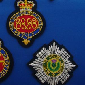 Insignia italiana de la Segunda Guerra Mundial con el rango de oficina y la calificación de paracaidista sobre un fondo azul. - Product Image 5