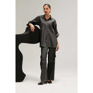 เสื้อเชิ้ตเดนิมสีดำสำหรับผู้หญิง ติดกระดุม มีกระเป๋าเสื้อ ดีไซน์หรูหรา - Product Image 1