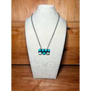 Collar Navajo Hecho a Mano con Turquesa Mixta y Plata de Ley, Obra Coleccionable Cultural - Product Image 4