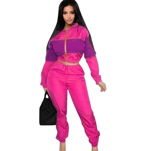 Conjunto Deportivo de Chaqueta Corta Cortavientos Ligera y Pantalones Jogger Estampados de Invierno Personalizados al por Mayor, Chándal de Nailon para Mujer - Product Image 2